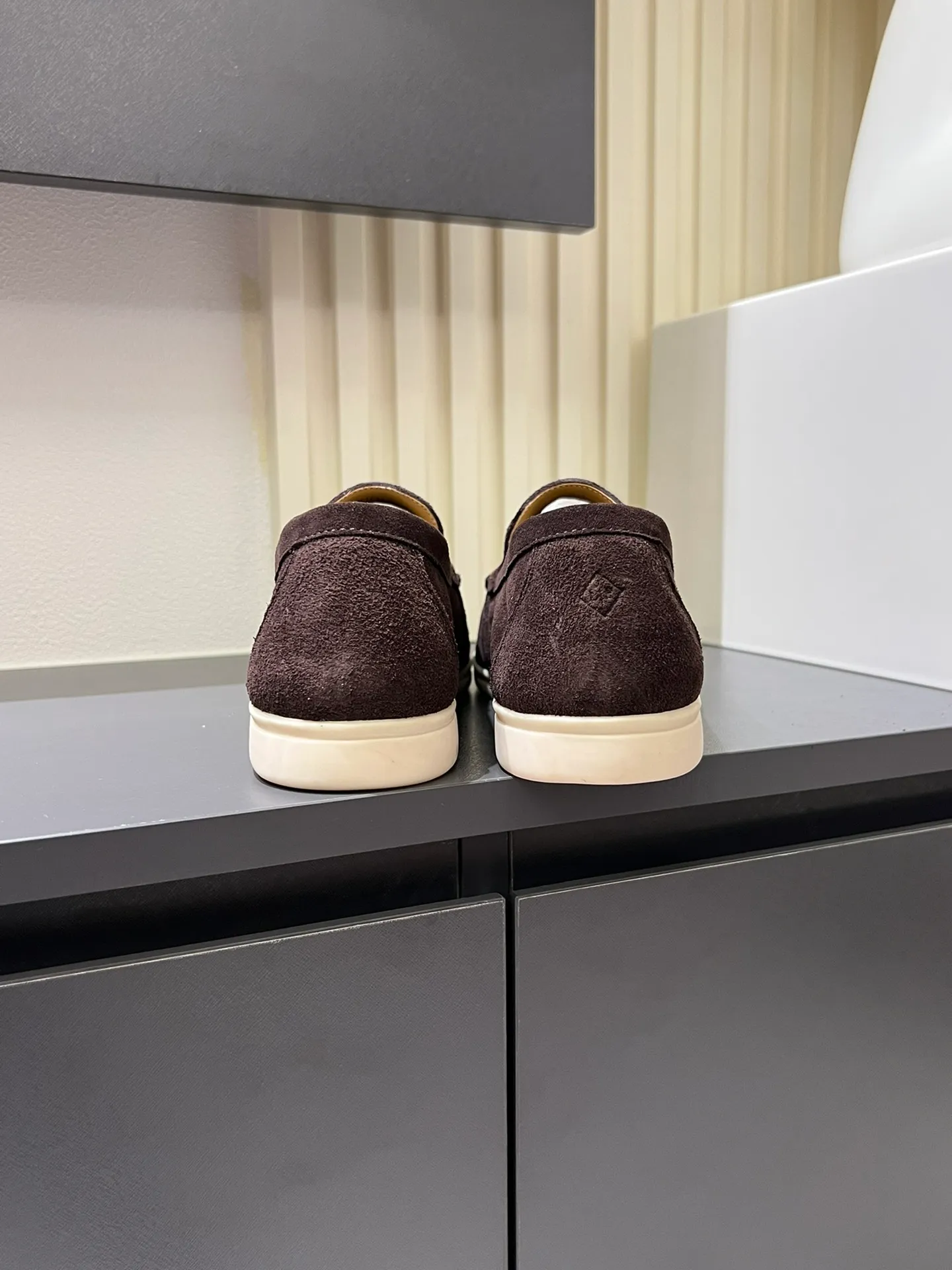 Men's shoes 💰p360 "Loro men's shoes 💰pian'*" Classic L men's shoes for couples 💰p Top version British flat loafers, a must-have item in old money style, the minimalist design is eye-catching and durable, a plus point for dressing The soft foot feel and texture are outstanding. They don’t scratch your feet and are very nice. They are matched with soft and waxy soles. They can be worn daily for a long time without getting tired. They are easy to wear, versatile and classic items, with perfect foot feel and texture! Imported cashmere fabric, the lining is made of imported A-grade water-dyed cow lining, the top version of the genuine leather midsole is sewn with pure handmade mark thread! Size: Female 35-40 (34. Customized) Male 38-44 (45.46. Customized)